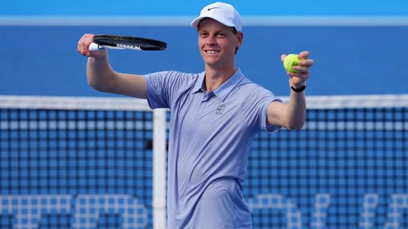 Jannik Sinner festeggia la vittoria su Atmane