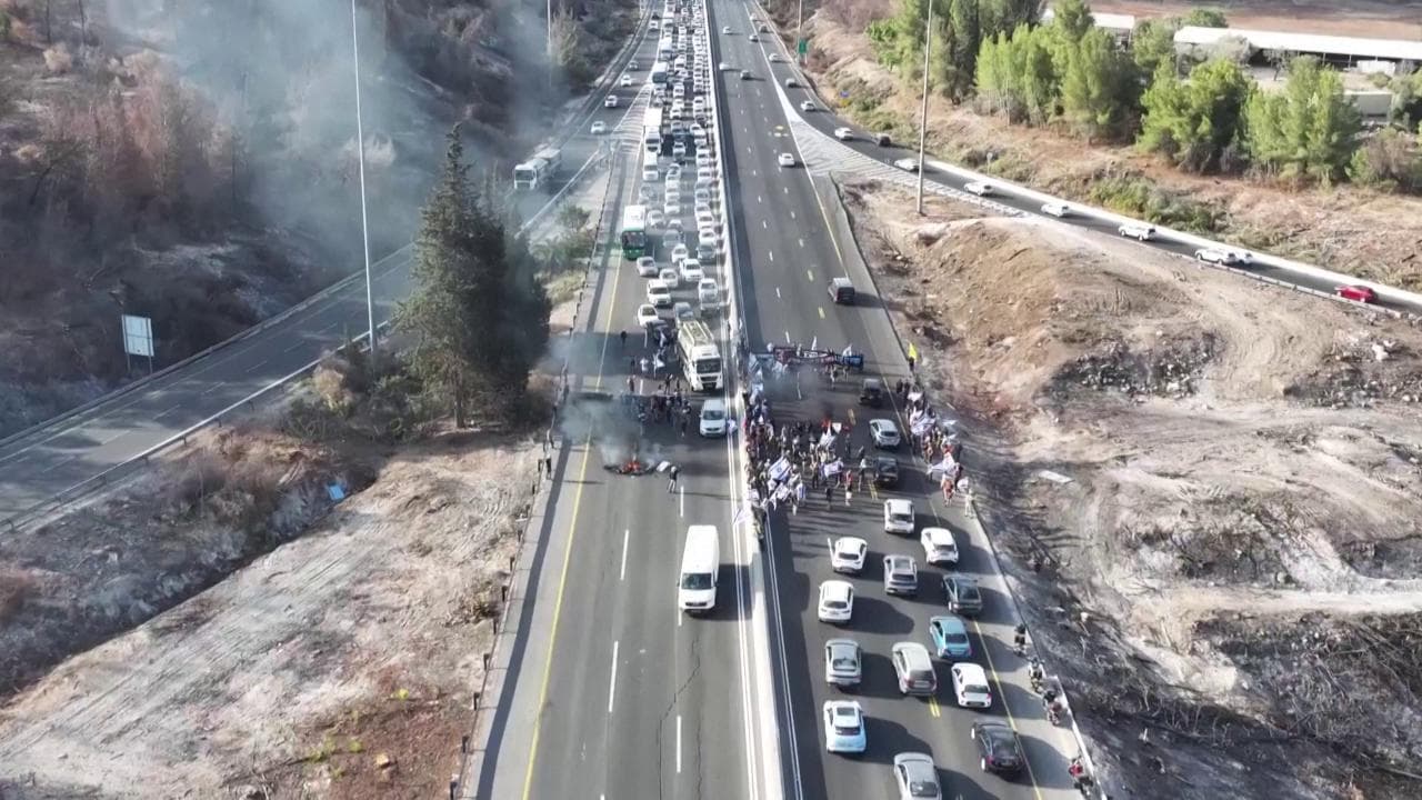 Tel Aviv contro la guerra e per la liberazione degli ostaggi: il drone mostra l’autostrada bloccata