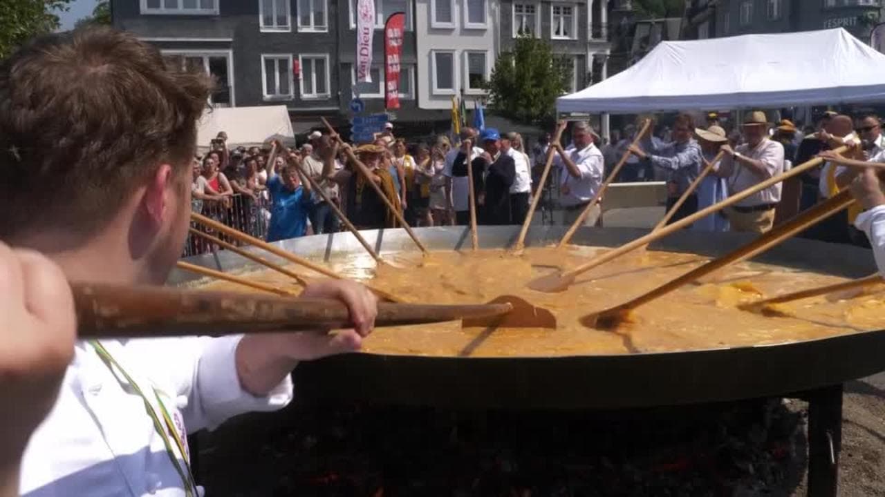 Belgio, migliaia di uova per l'omelette gigante: padella da 4 metri per la tradizione di Malmedy