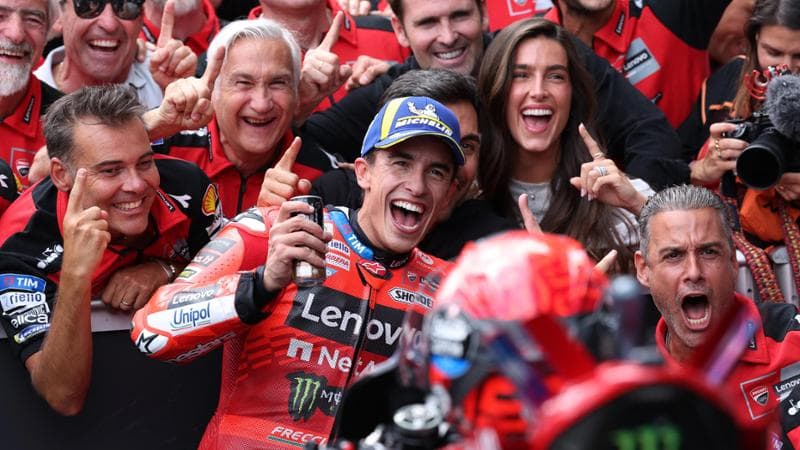 Marc Marquez festeggia la vittoria con il team Ducati