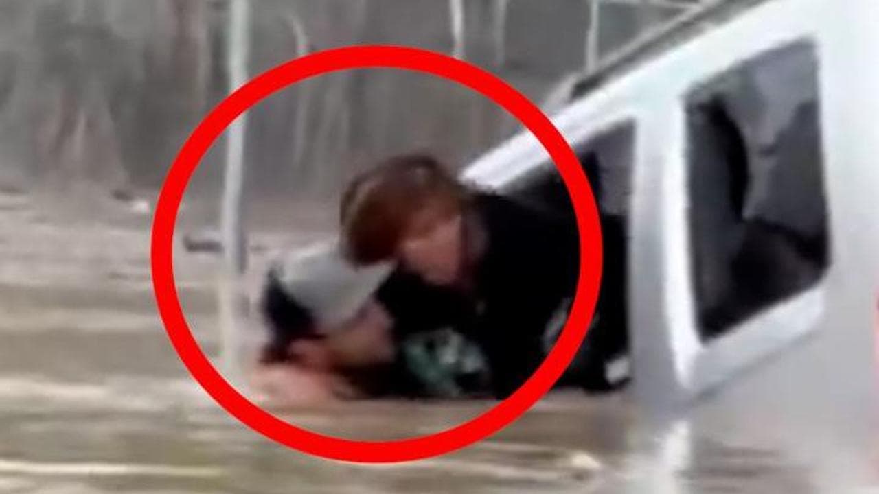 Alluvioni in Tennessee, donna resta intrappolata in auto: ragazzo si tuffa in acqua e la salva