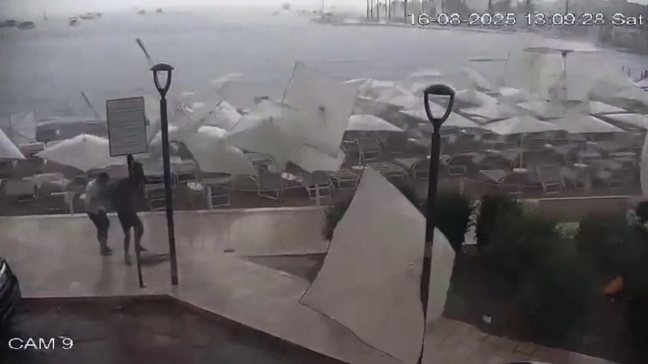 Porto Cesareo, tromba marina si abbatte su un lido: le raffiche fanno volare via gli ombrelloni
