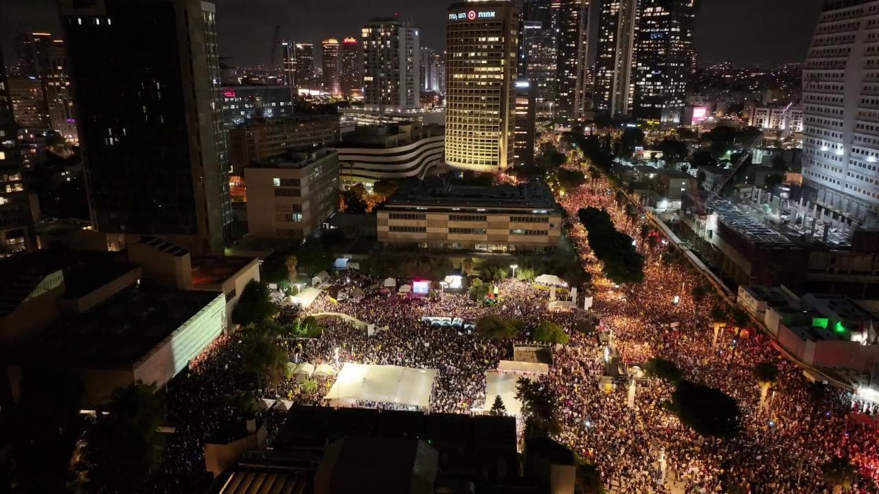 Il drone riprende Tel Aviv: folla oceanica contro la guerra e per la liberazione degli ostaggi