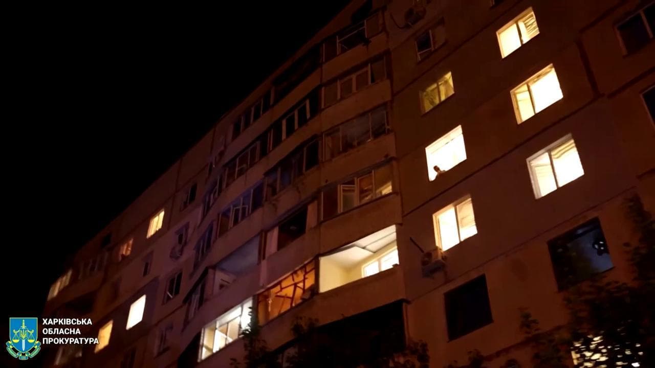 Un missile e un drone russi colpiscono Kharkiv: tre morti e 17 feriti, i soccorritori tra le macerie