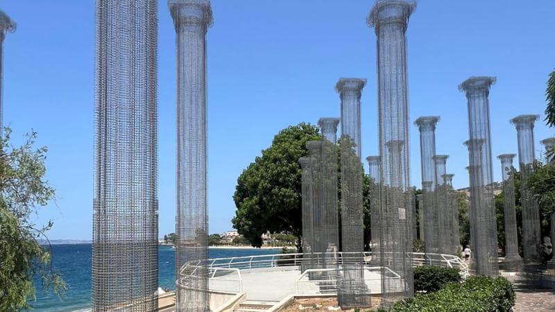 Opera, un monumento alla contemplazione di Edoardo Tresoldi, sul lungomare Italo Falcomatà, foto Isa Grassano