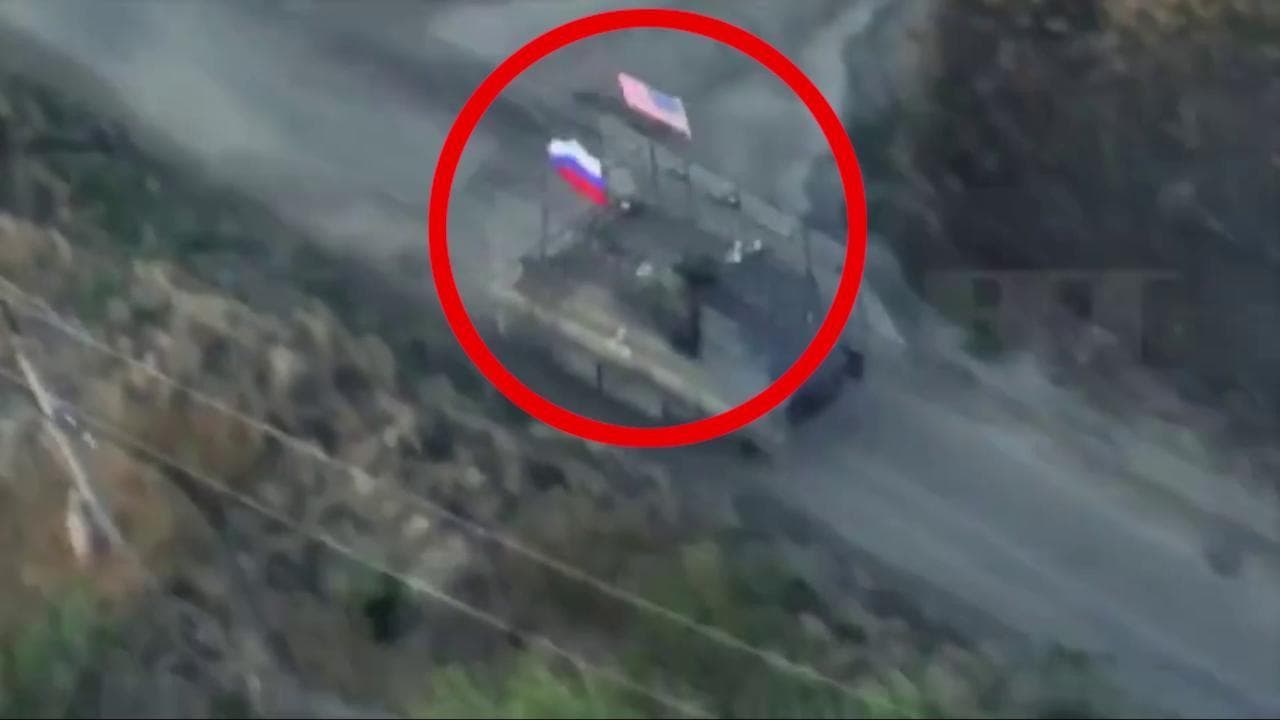 Ucraina, il carro armato di Mosca attacca le linee nemiche: sul tank sventolano bandiere russa e Usa