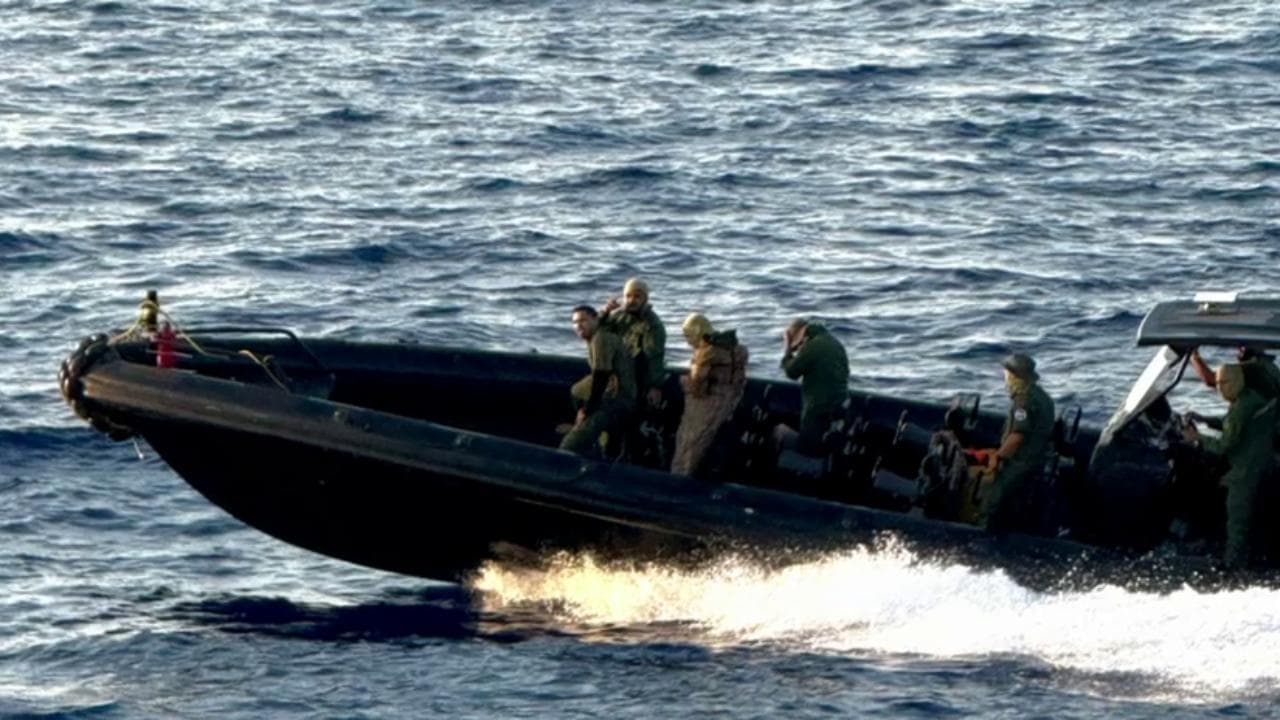 Otto lance si avvicinano a Mediterranea: a bordo uomini in mimetica e armati