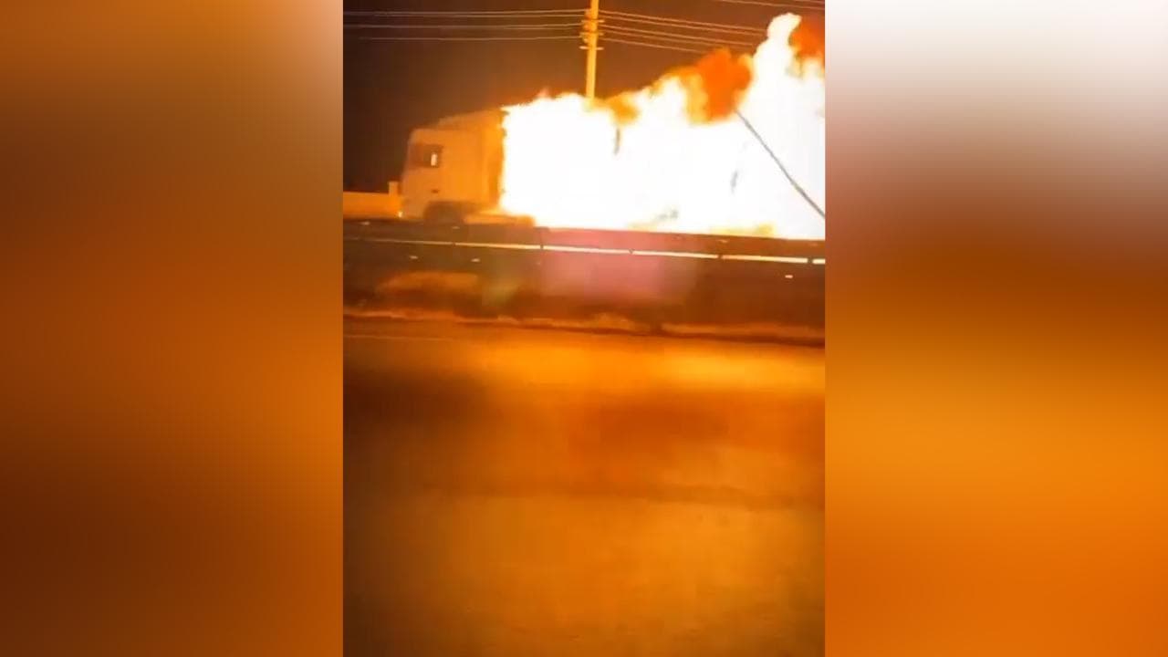 Turchia, tir prende fuoco: il veicolo avvolto dalle fiamme percorre 8 km in autostrada