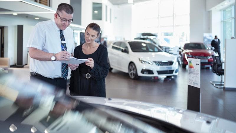 Dal prezzo ai costi di gestioni, i fattori che influenzano la scelta d’acquisto di un’auto