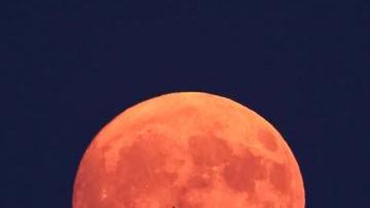Bergamo, Boeing e Airbus solcano il cielo davanti alla luna: la magia nello scatto di Valerio Minato