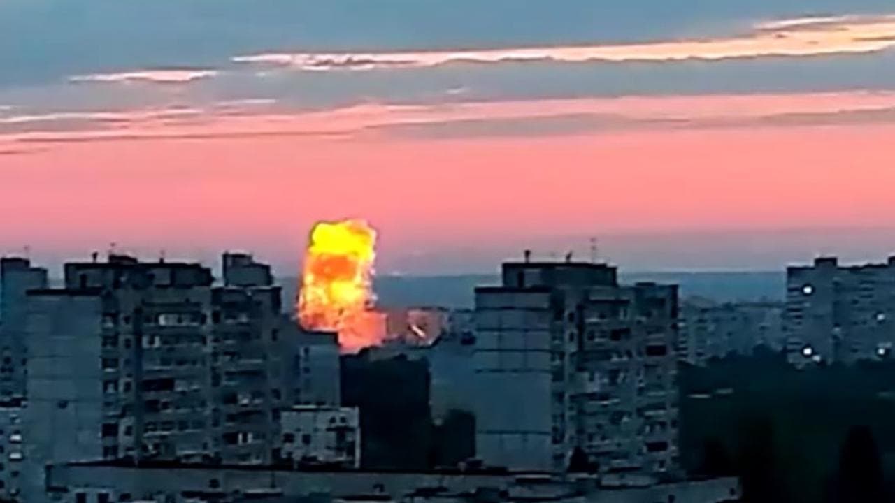 Bombe russe su Kharkiv: le esplosioni colpiscono la città all'alba. Diversi morti e feriti