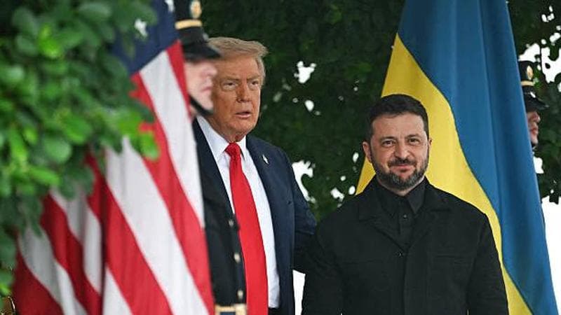La Casa Bianca sfida Zelensky: metti l’abito? E lui arriva in giacca e camicia, ma senza cravatta