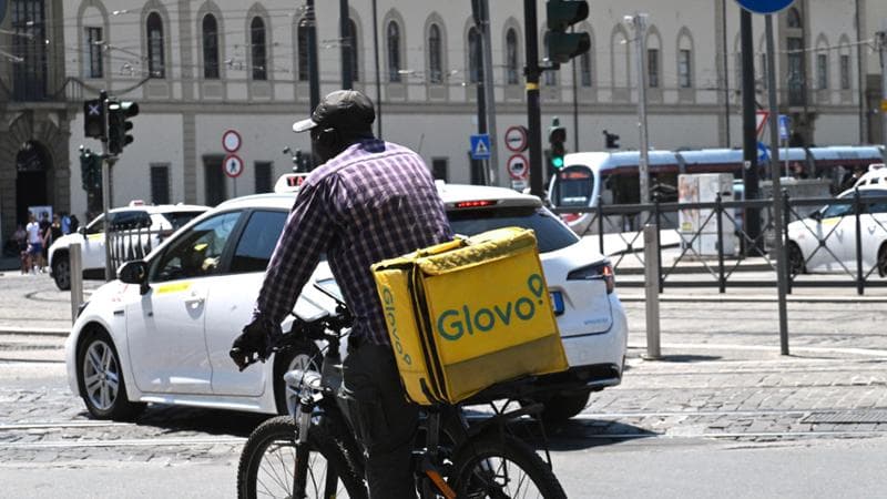 Bonus beffa, Glovo condannata: “Ai rider occhiali da sole e crema solare. E contributo triplicato”