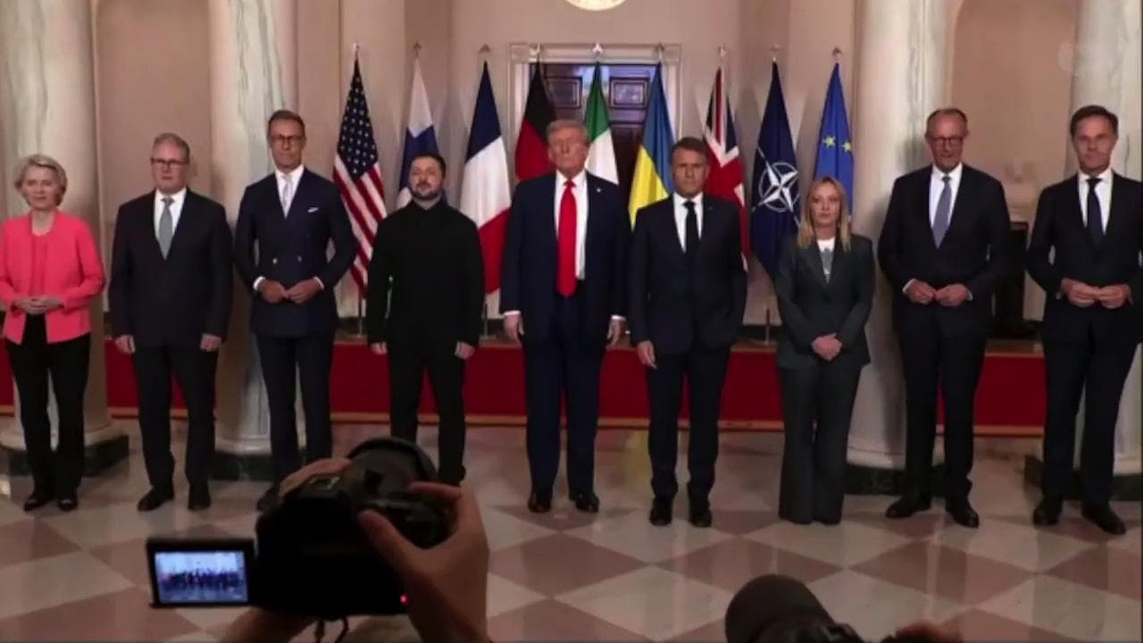 Trump e Zelensky posano con i leader europei: immagine simbolo della solidarietà a Kiev
