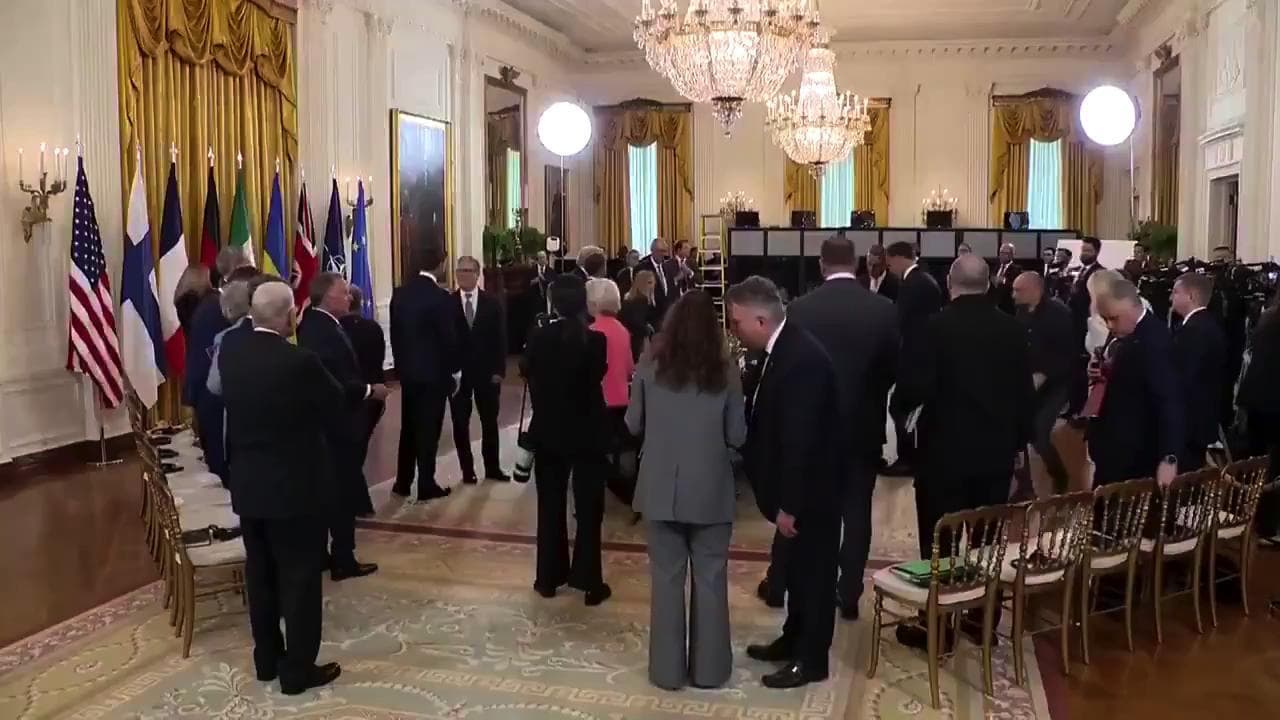 Il fuori onda, Trump sussurra a Macron: "Putin vuole fare accordo per me, è pazzesco"