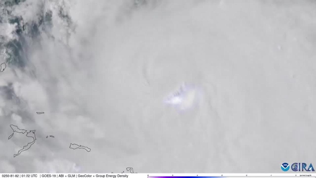 Caraibi, fulmini e saette nell'occhio dell'uragano Erin: le immagini dal satellite