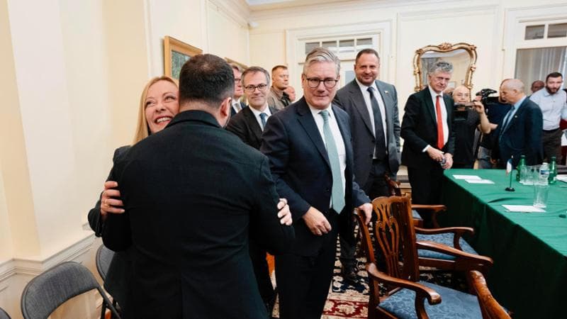 epa12308422 A handout photo made available by Chigi Palace Press Office shows Italian Prime Minister Giorgia Meloni (L) and British Prime Minister Keir Starmer (C) attend a meeting with Ukrainian President Volodymyr Zelensky at the Ukrainian Embassy in Washington, DC, USA, 18 August 2025. US President Trump is meeting with European leaders and President Zelensky to discuss the conflict between Ukraine and Russia.  EPA/FILIPPO ATTILI /CHIGI PALACE PRESS OFFICE / HANDOUT HANDOUT EDITORIAL USE ONLY/NO SALES