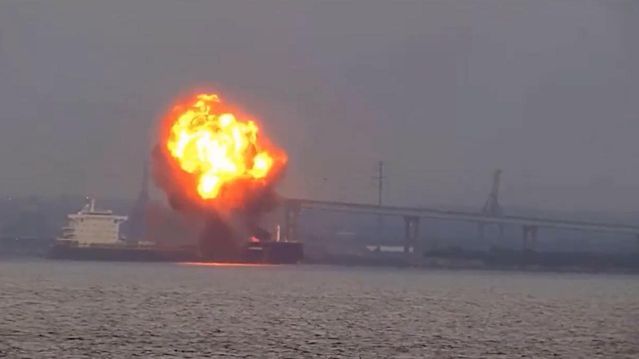 Baltimora, vasto incendio a bordo di una nave cargo: il momento esatto dell'esplosione