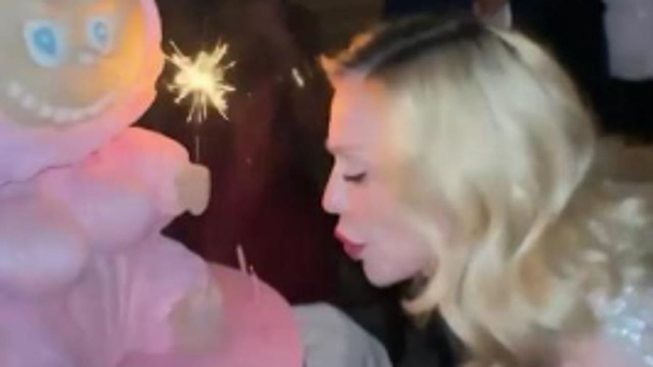 Madonna porta sui social la festa dei 67 anni in Toscana: candeline su una torta Labubu gigante