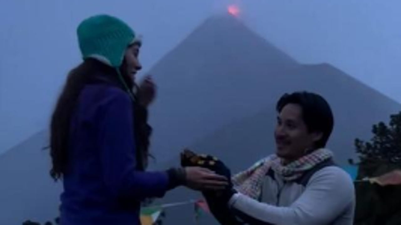 Nozze di fuoco in Guatemala: il vulcano Fuego erutta durante la proposta di matrimonio