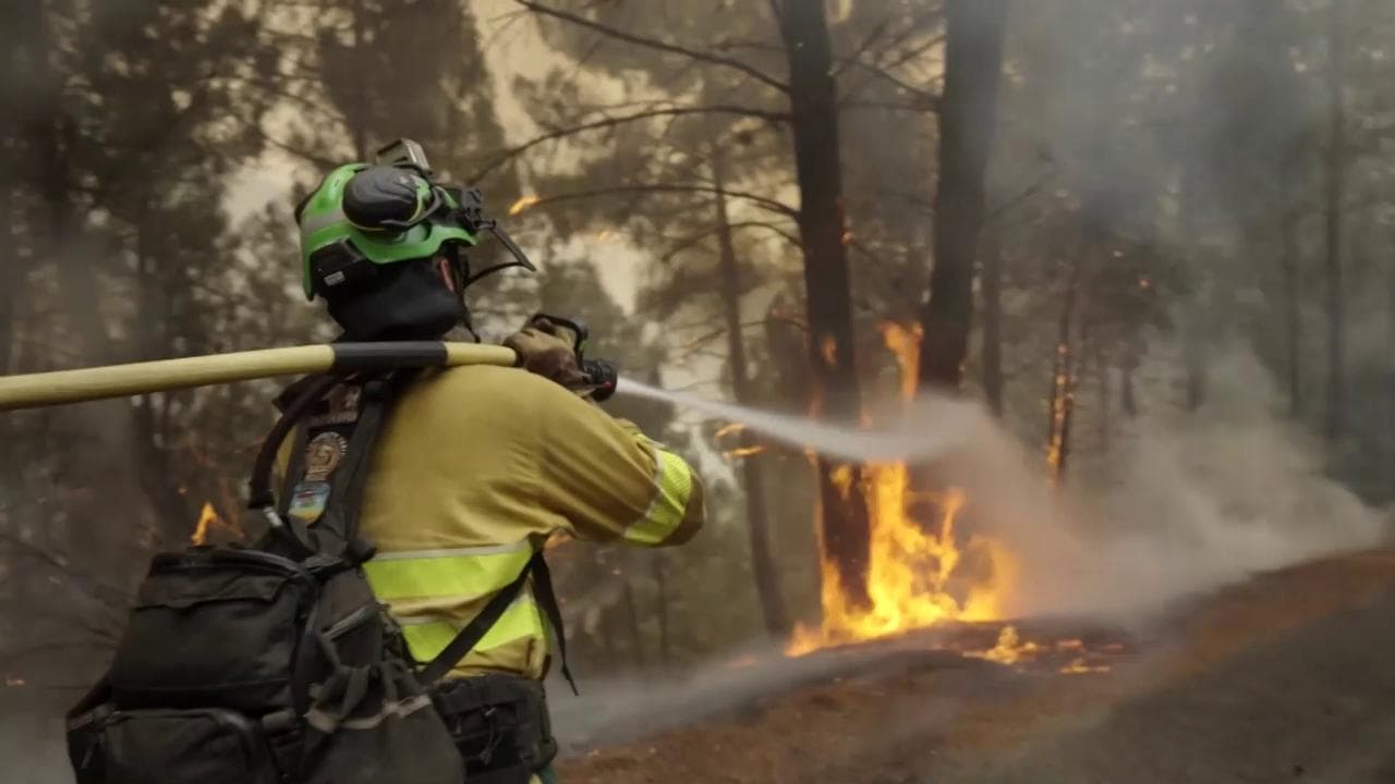 Incendi in Galizia, il fuoco ferma i pellegrini: chiusi alcuni tratti del Cammino di Santiago