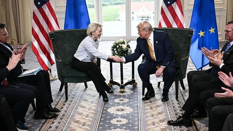 La stretta di mano tra Trump e von der Leyen durante il loro incontro sui dazi in Scozia