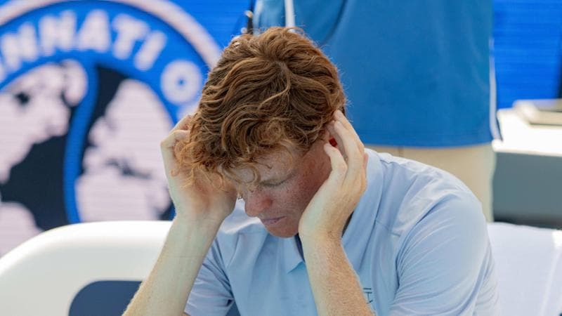 Jannik Sinner stremato dal caldo