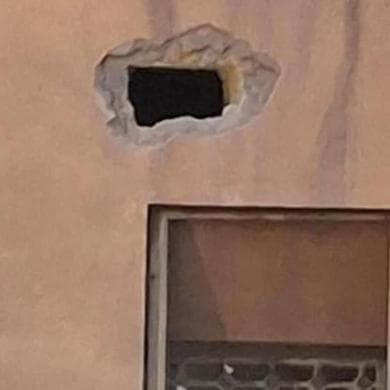 Buco nel muro e fune di lenzuola, a Poggioreale evasione da film