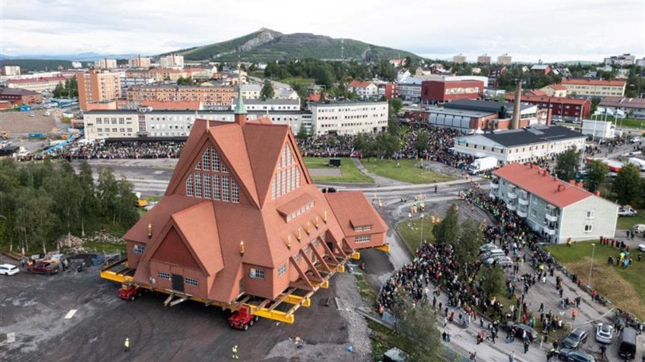 Svezia, spostano su ruote la chiesa di Kiruna: trasloco di 5 km per far posto alla miniera di ferro