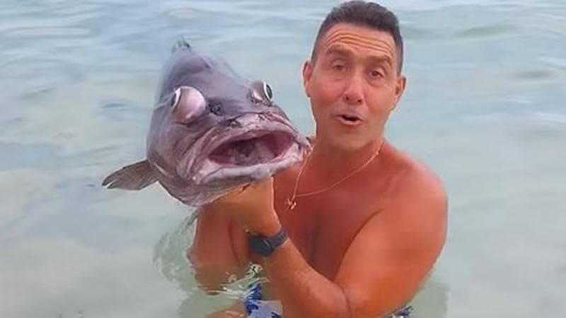 Gli animalisti denunciano Vannacci per la foto con il pesce: “Evidente dispregio”