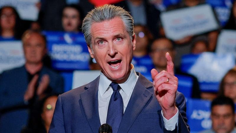 Offese, errori e meme: Newsom adotta lo stile Maga per trollare Trump. E vola nei sondaggi