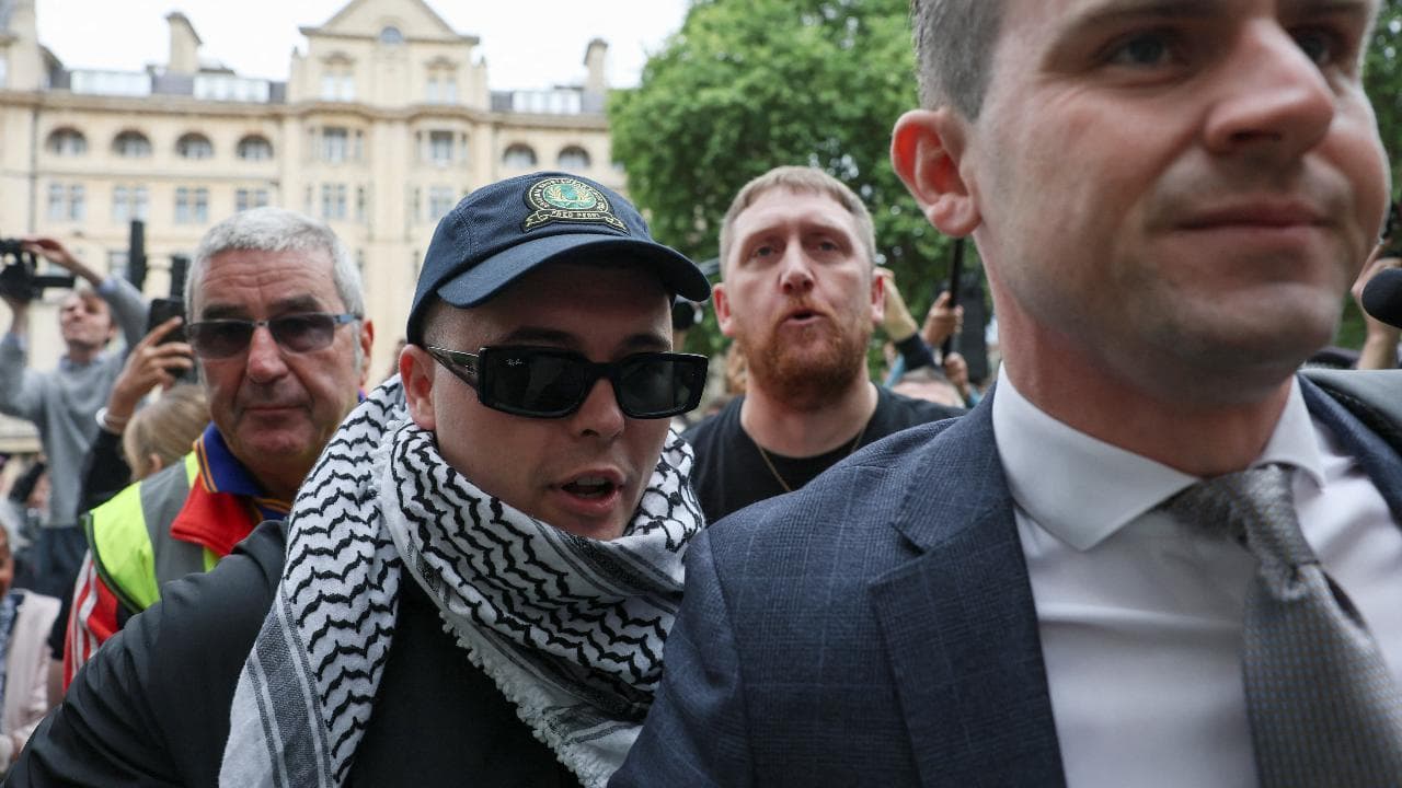 Londra, il rapper Mo Chara a processo per terrorismo dopo aver esposto la bandiera Hezbollah