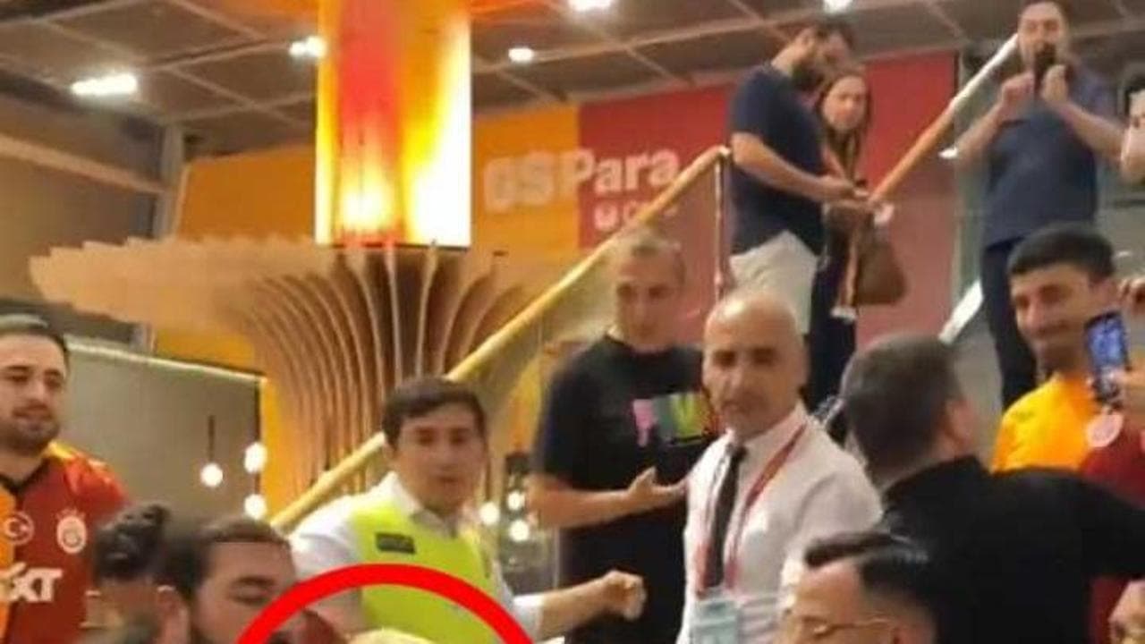 Turchia, Mauro Icardi travolto dai fan del Galatasaray: la reazione stizzita del giocatore
