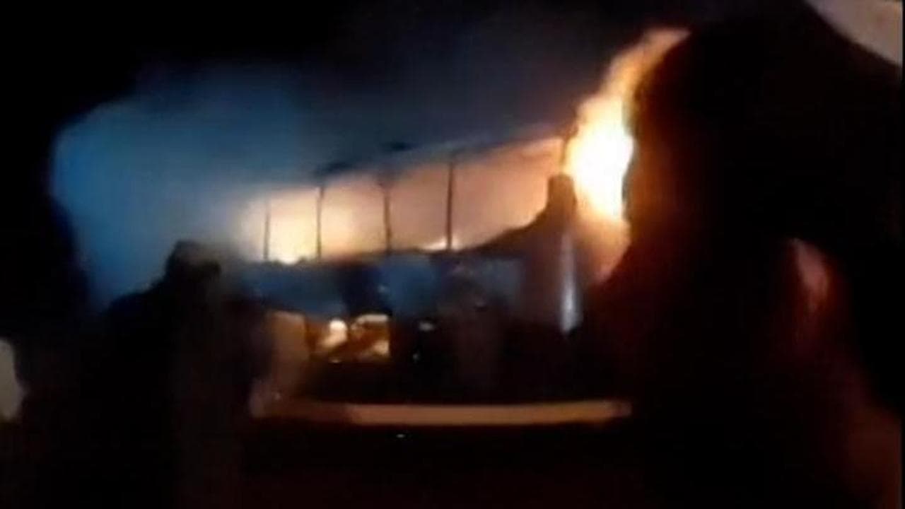 Strage in Afghanistan, bus in fiamme: oltre 70 morti, i disperati tentativi di spegnere l'incendio