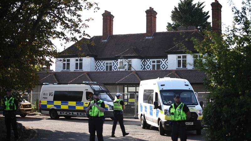 Londra, un giudice ha ordinato la chiusura dell’hotel al centro delle proteste anti-migranti