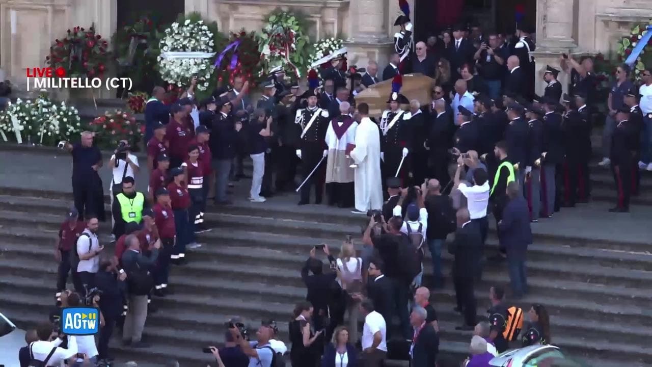 L'ultimo saluto a Baudo, il feretro esce dalla chiesa e la folla applaude e urla "Pippo, Pippo"