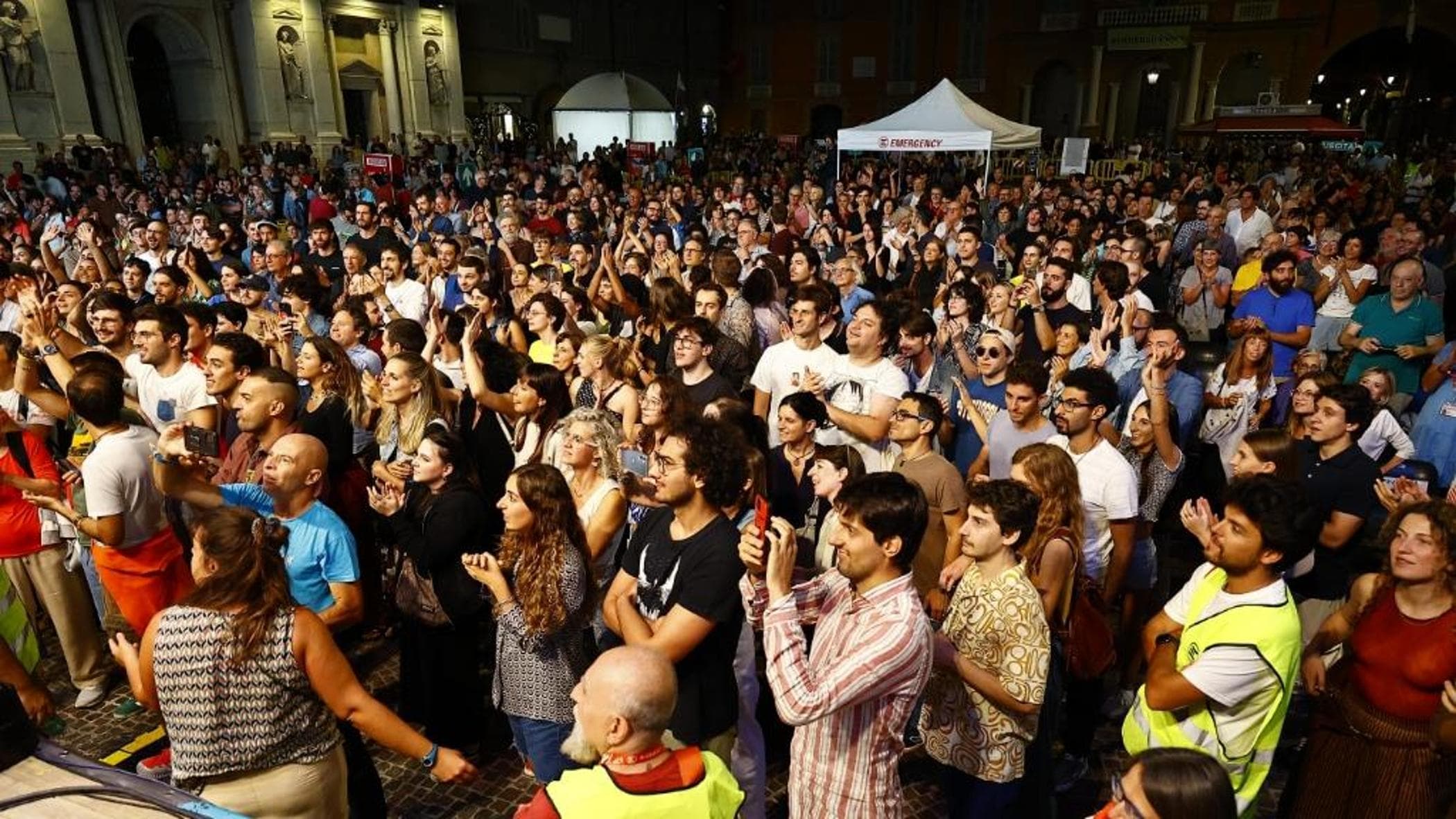Acil Durum, Reggio Emilia'da Üç İlk akşam, savaşa, müzik ve tiyatro arasında “hayır” diyen üç akşam
