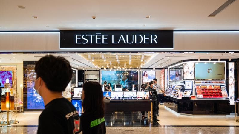 Estée Lauder, conti in rosso: il gruppo crolla a Wall Street
