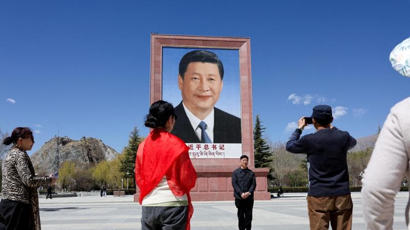 Gigantografie di Xi e balli tipici, la visita del leader cinese in Tibet tra le crescenti tensioni