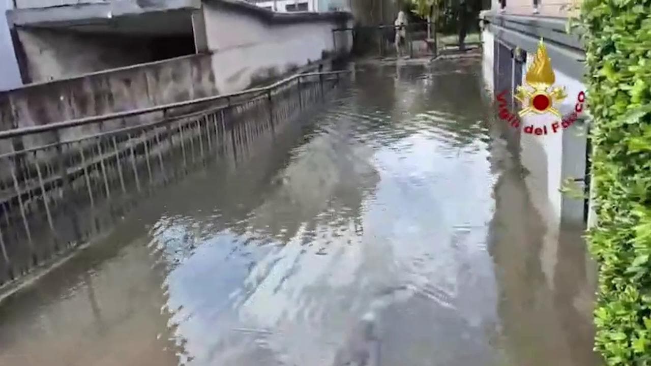 Maltempo nel Veneziano, strade e sottopassi allagati: vigili del fuoco in azione