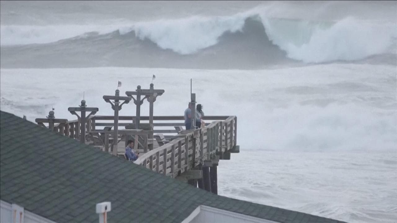 Usa, l'uragano Erin spaventa la costa orientale: onde giganti e spiagge chiuse in Carolina del Nord