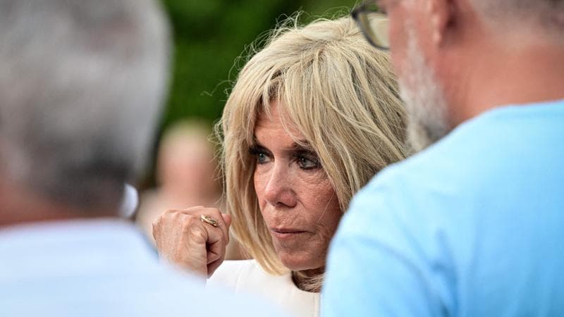 Brigitte Macron uomo? Il presidente sulla fake news: “Si tratta di difendere il mio onore”