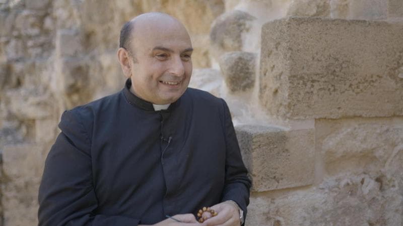 L’ansia di padre Romanelli: “Cadono bombe ovunque ma andarsene è impossibile”