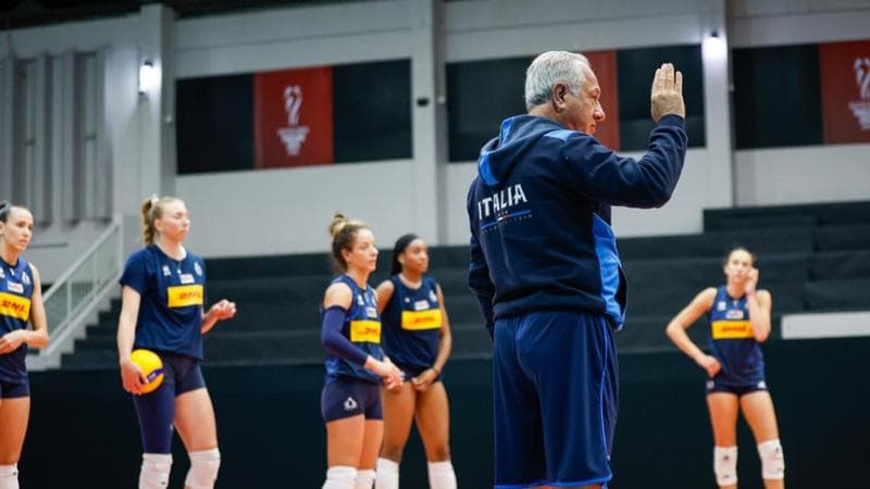 Julio Velasco dirige l'allenamento a Phuket (King Kom/FIPAV)