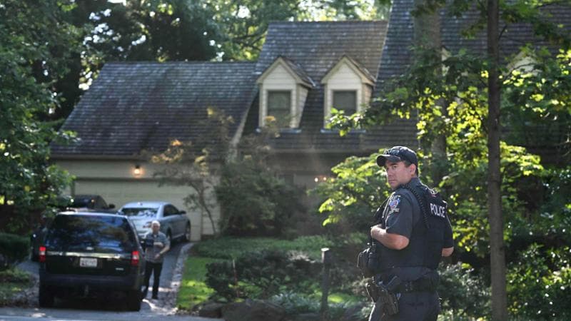 Fbi perquisisce casa di Bolton, l’ex consigliere per la sicurezza Usa. Trump: “È un delinquente”