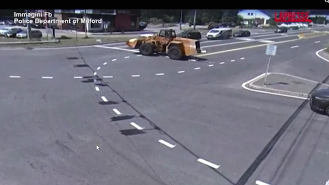 Usa, improvviso guasto ai freni: escavatore da 27 tonnellate si schianta a un incrocio stradale