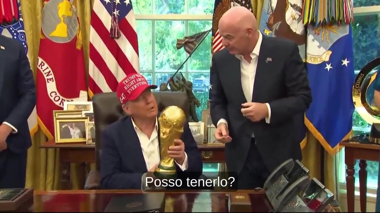Fifa, Infantino fa toccare la Coppa del Mondo a Trump. Il presidente: "Posso tenerla?"