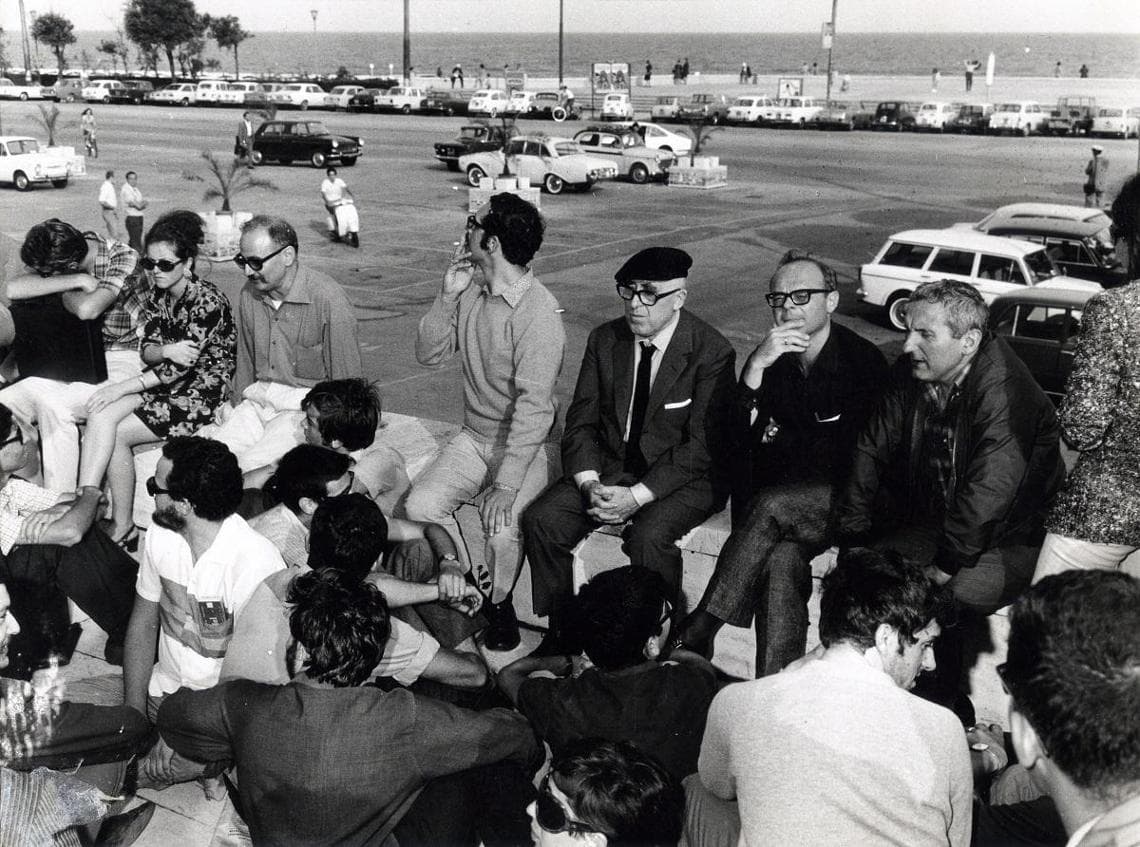 Comizio improvvisato di Cesare Zavattini davanti al Palazzo del Casinò - 1968 © Giacomelli