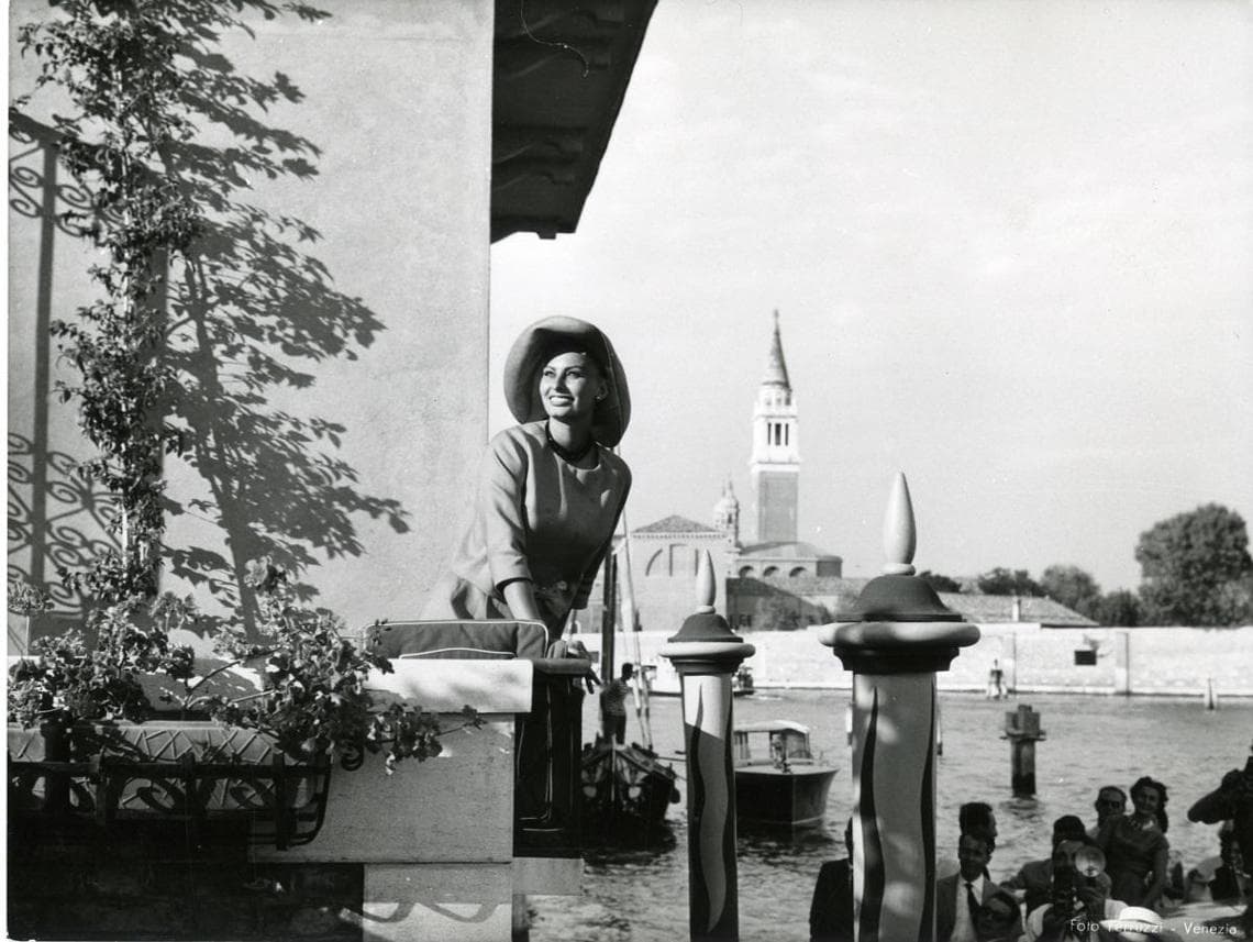Sophia Loren dalla terrazza dell'Hotel Cipriani  1958 © Ferruzzi Archivio Storico della Biennale di Venezia, ASAC