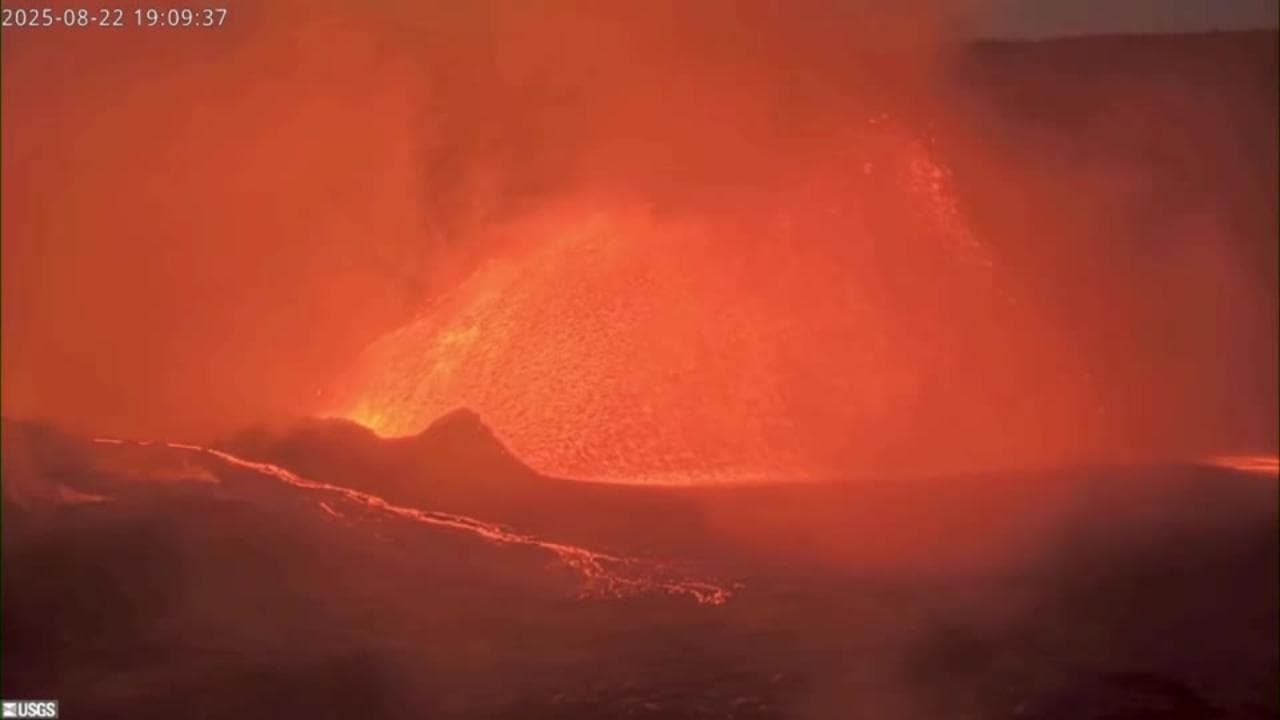 Getti di lava alti 30 metri: l'eruzione del Kilauea alle Hawaii